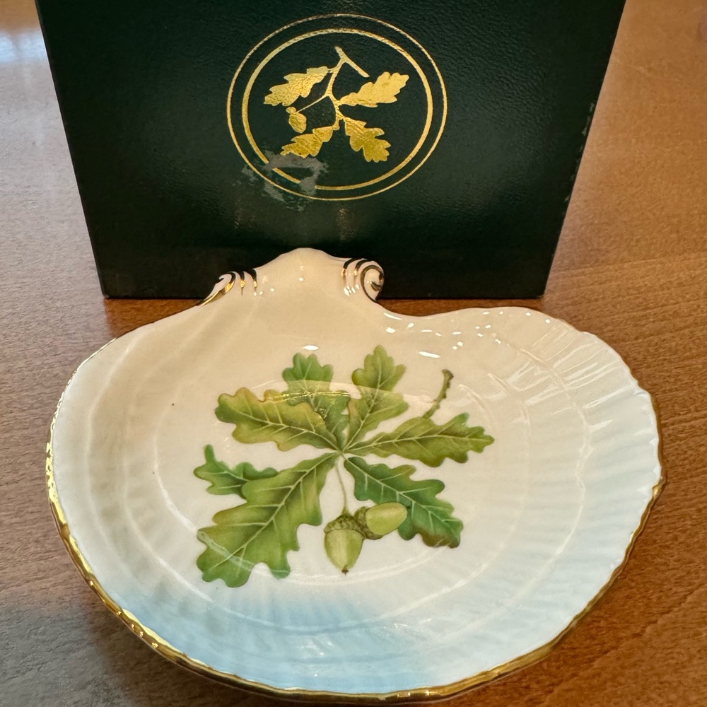 NATIONAL TRUST OAK LEAF AND ACORN MOTIF SHELL DISH OAKLEY FINE CHINA